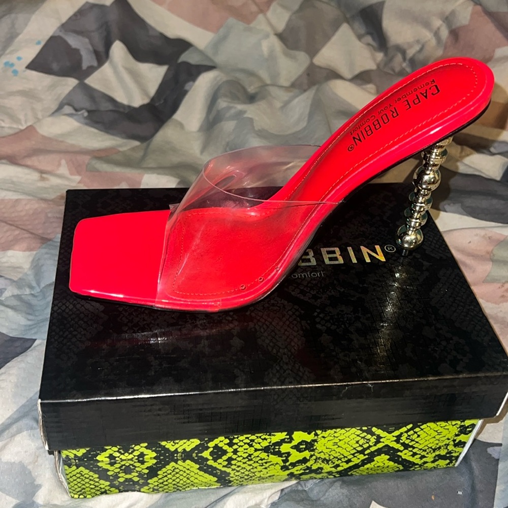 Metro Red Heels